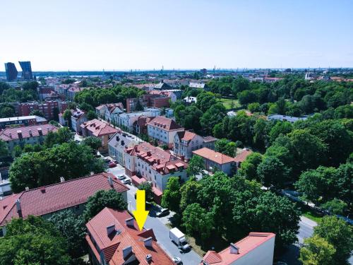 een uitzicht over de stad met gebouwen en bomen bij Cosy Park Apartment, Free parking, Self-Check-In in Klaipėda