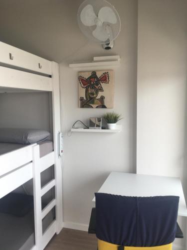 Ένα ή περισσότερα κρεβάτια σε δωμάτιο στο central bright apartment, community pool and own private pool on splendid terrace, garage, beach 900m, mountains 200m