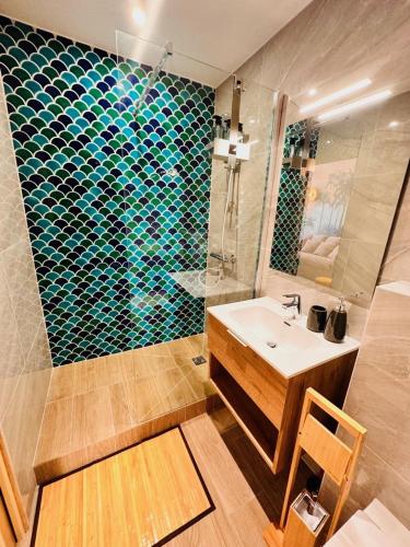 une salle de bain avec un lavabo et une douche dans l'établissement Les Appartements de Nana 8 - Studio hypercentre, Rue Meynadier, Palais & Plage, clim, wifi, à Cannes