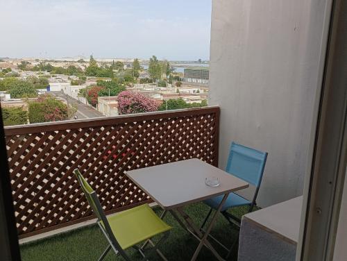 d'une table et de chaises sur un balcon avec vue. dans l'établissement Appart' cosy climatisé à 10' des plages et de Sète, à Frontignan