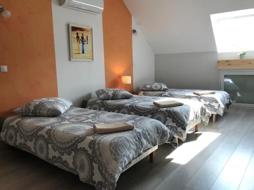 a room with three beds in a room at AU POINT DE VUE DE LA ROCHE in Morey