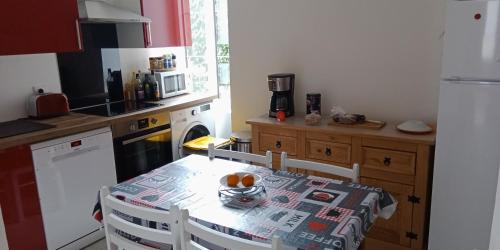 cocina con mesa, mesa y sillas en L'Isard, en Pierrefitte-Nestalas