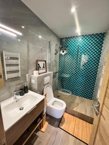 une salle de bain avec un lavabo, des toilettes et une douche dans l'établissement Les Appartements de Nana 6 - Studio hypercentre, Rue Meynadier, Palais & Plage, clim, wifi, à Cannes