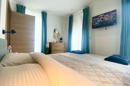 a bedroom with a large bed with blue curtains at appartement avec vue jardin proche de Paris in Saint-Maurice