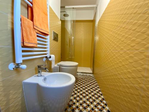 a bathroom with a urinal and a toilet in it at Tenuta Kiwi dell’Etna in Milo