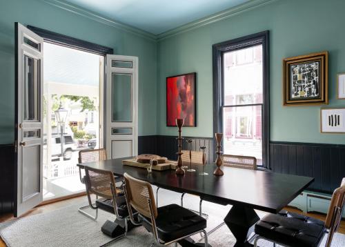 comedor con paredes verdes, mesa y sillas en The Swain House at 21 Broad, en Nantucket