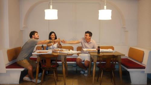 a group of three people sitting at a table at PhiliPop-Up Hostel in Scharnitz