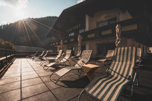 een groep stoelen buiten een gebouw bij PhiliPop-Up Hostel in Scharnitz