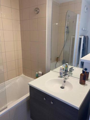 une salle de bain avec un lavabo, une douche et une baignoire dans l'établissement Appart 6 personnes, balcon plein sud, à Flaine