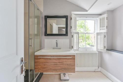 a bathroom with a sink and a mirror at FAIRYTALE BELGRAVIA HOUSE - 2 beds 2 baths 4 people in London
