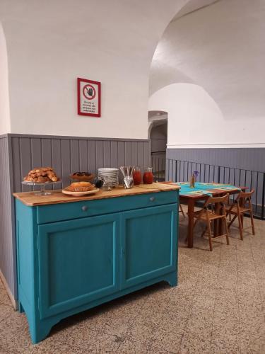 納爾尼的住宿－Domus Narnia，蓝色的橱柜,上面有桌子和食物