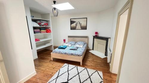 Postel nebo postele na pokoji v ubytování Au pied du donjon