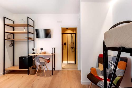 Zimmer mit einem Schreibtisch und einem Etagenbett in der Unterkunft La Sentina Experience in San Benedetto del Tronto
