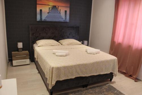 Cama ou camas em um quarto em Apartments Mia with pool near Medulin