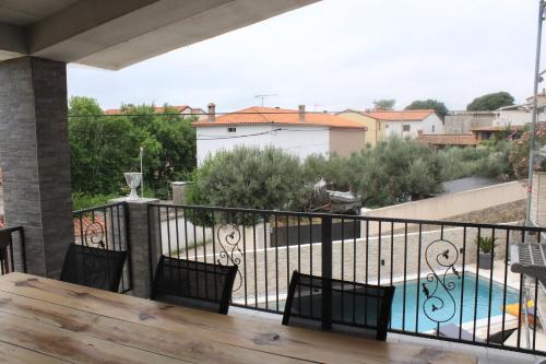 A piscina localizada em Apartments Mia with pool near Medulin ou nos arredores
