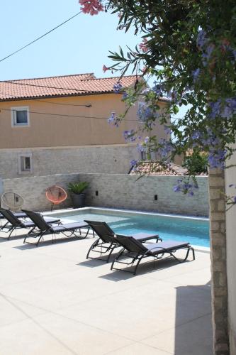 Apartments Mia with pool near Medulin