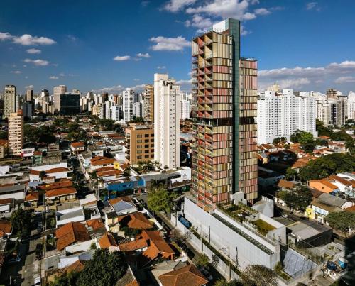 een luchtzicht op een stad met hoge gebouwen bij Forma Itaim in Sao Paulo