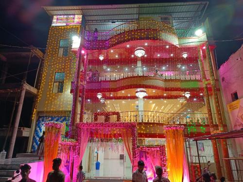 um edifício decorado com luzes e decorações em The Royal Sahdeo Venue em Gaya