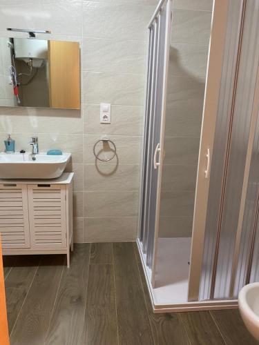 een badkamer met een douche en een wastafel bij La Andana in Macastre