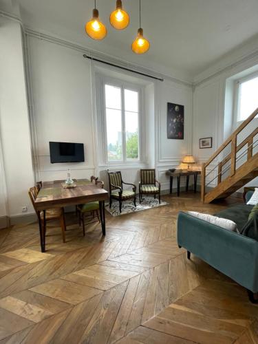 sala de estar con sofá y mesa en VILLA BONVOULOIR, en Bagnères-de-Bigorre