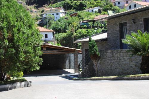 uma villa com uma entrada num bairro residencial em MORADIA - VIEIRA em Machico