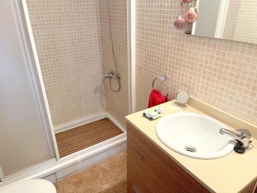 a bathroom with a sink and a shower at apartamento cerca playa ,estación tren y garaje gratis in Segur de Calafell