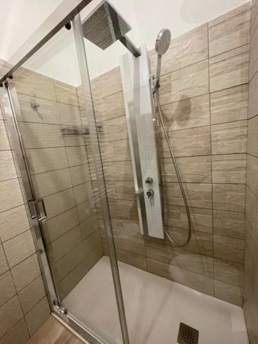 W łazience znajduje się prysznic ze szklanymi drzwiami. w obiekcie Casa del castorino w mieście Abbadia San Salvatore