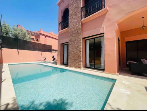 una piscina frente a una casa en The Villa avec piscine 4 chambres, en Marrakech