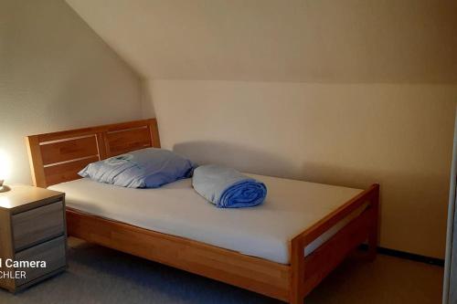 1 dormitorio con 1 cama con 2 almohadas en Apartment mit Terrasse und Bergblick en Lendorf