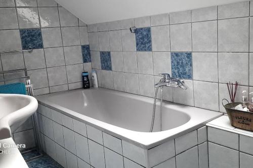 Apartment mit Terrasse und Bergblick في Lendorf: حوض استحمام مع صنبور في الحمام