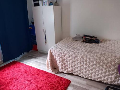 1 dormitorio con cama y alfombra roja en ONLY for during Ironman 70.3 3 room and kitchen, en Lahti