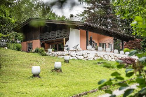 ein Haus mit einer Steinmauer im Hof in der Unterkunft Alpin-Chalet in Alleinlage in Bad Ischl - Wald, Natur, Kamin & Sauna in Bad Ischl