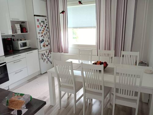 cocina blanca con mesa blanca y sillas en ONLY for during Ironman 70.3 3 room and kitchen, en Lahti