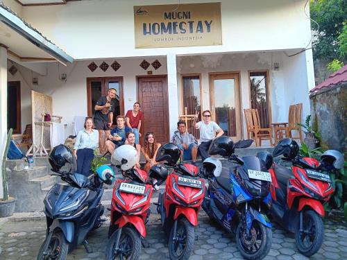 um grupo de motociclos estacionados em frente a uma casa em Mugeni Homestay em Senggigi