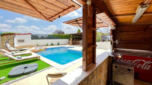 una imagen de una piscina en una villa en Monserrat vista unica, en Carme