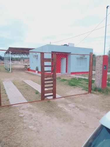 un edificio con una puerta delante de él en casa pileta patio indio froilan estadio unico madre de ciudades en Santiago del Estero