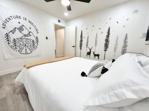 Een bed of bedden in een kamer bij The Explorer Two Bedroom Stay Near Asu And Tempe
