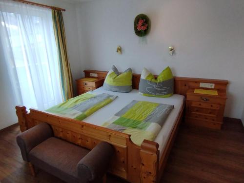 Ferienhaus Kirchler في هيباخ: سرير خشبي كبير في غرفة بها نافذة