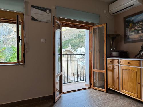 una puerta abierta a una cocina con balcón en Casa Tio Paco, en Cazorla