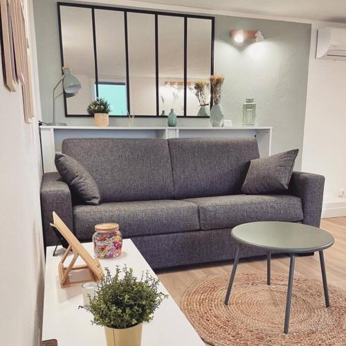 un salon avec un canapé et une table dans l'établissement CASA ANPÀ - Appartement Vue Mer, à Zonza