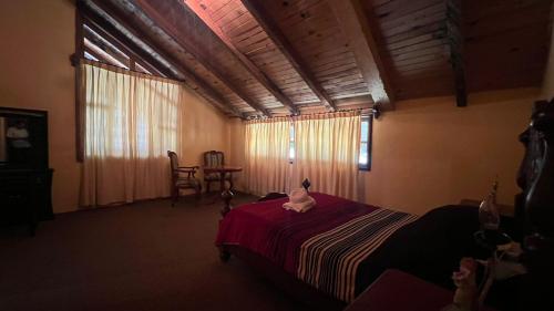 um quarto com uma cama com um gato deitado sobre ela em Hermosa Cabaña en la Naturaleza em Huitzilac