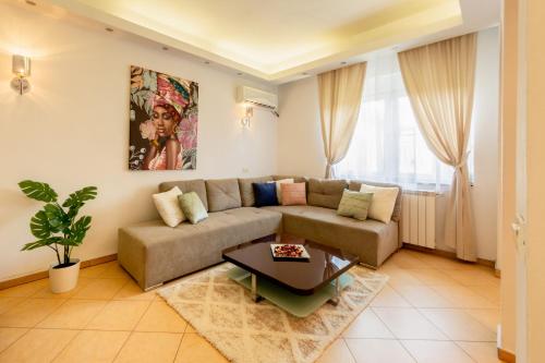 sala de estar con sofá y mesa en 1BR Apt with Jacuzzi near Herastrau: Ideal Getaway, en Bucarest