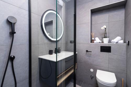 La salle de bains est pourvue d'un lavabo et d'un miroir. dans l'établissement Villa Tonina Studio: City Center, à Opatija