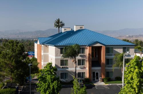 un bâtiment avec un toit bleu dans l'établissement Fairfield Inn by Marriott Santa Clarita Valencia, à Santa Clarita