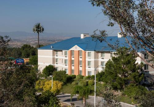 un grand bâtiment blanc avec un toit bleu dans l'établissement Fairfield Inn by Marriott Santa Clarita Valencia, à Santa Clarita