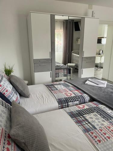 een slaapkamer met 2 bedden en een spiegel bij Bolkovac Apartman Ulica Donje selo 33 Fužine in Fužine