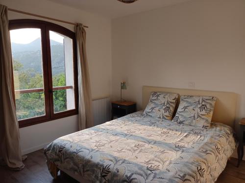 une chambre avec un lit et une grande fenêtre dans l'établissement Joli 3p - Bas de villa, à Saint-André