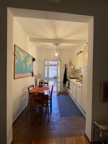uma cozinha e sala de jantar com mesa e cadeiras em Charming house in San Niccolò em Florença