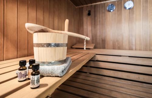 een sauna met twee flessen essentiële oliën op een tafel bij Alpin-Chalet in Alleinlage in Bad Ischl - Wald, Natur, Kamin & Sauna in Bad Ischl