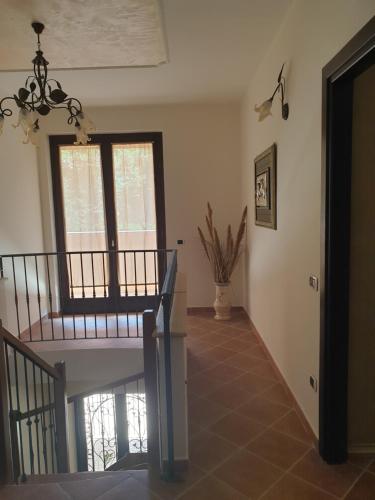 un pasillo con una escalera de caracol en una casa en Villa Nina tra i castagni, en Roccadaspide